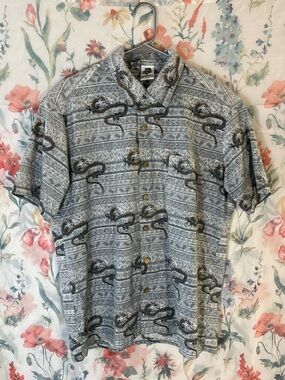 Vintage Mens Gray Short-Sleeve Button-Up Shirt with Dragon Print